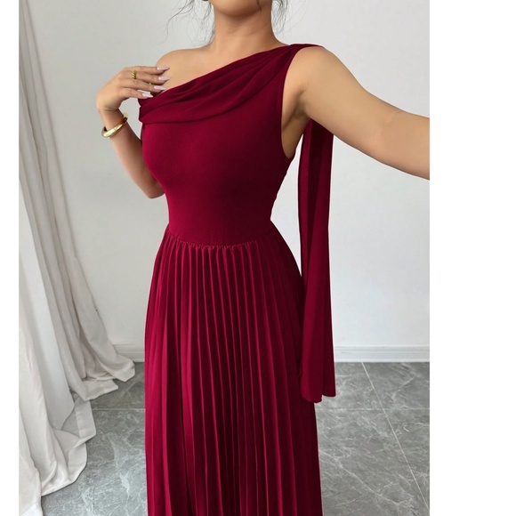 Luxe Black One Shoulder Draped Detail Pleated Evening Formal Gown Dress - Picture 4 of 7